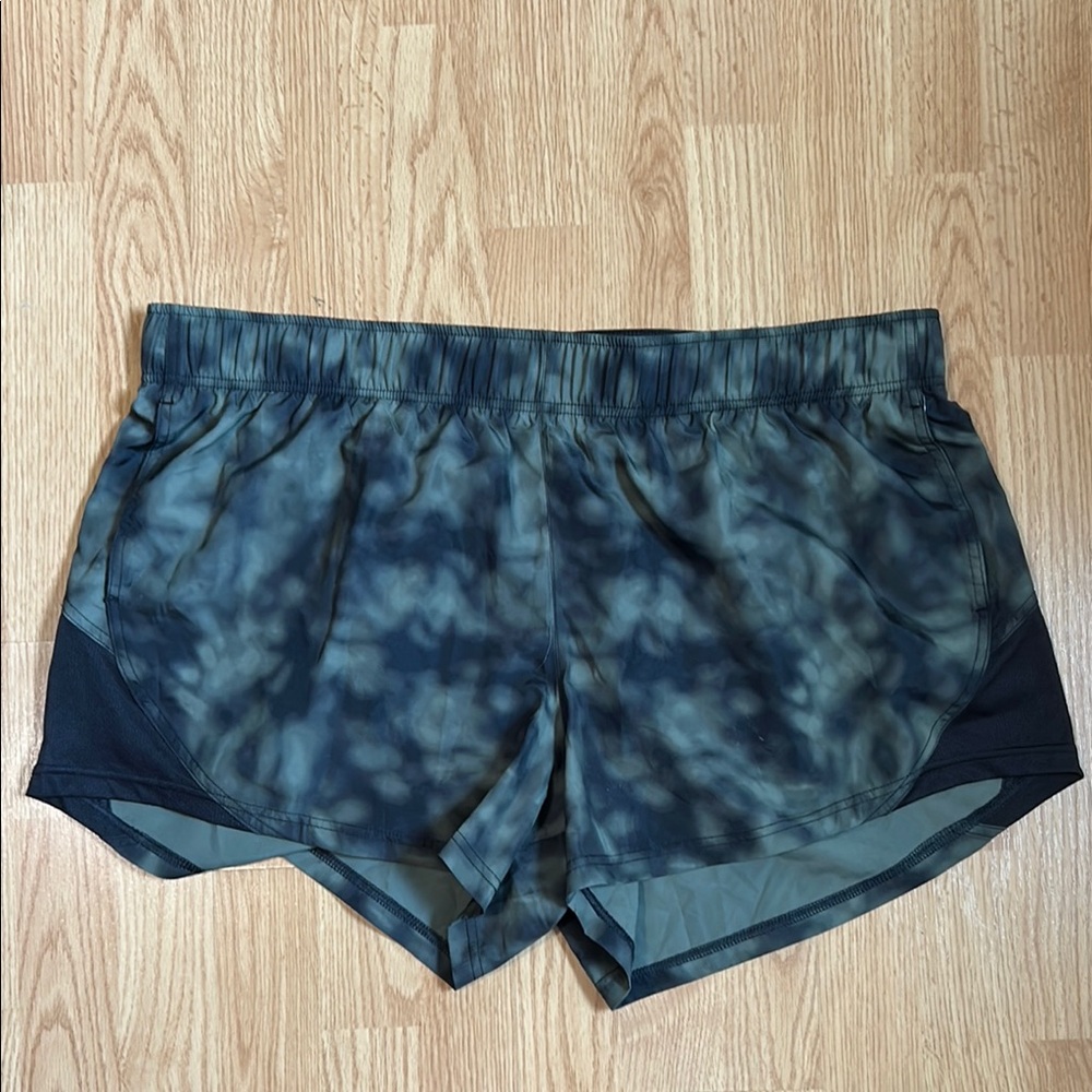 Green Athletic Shorts with Elastic Waistband and Curved Hem